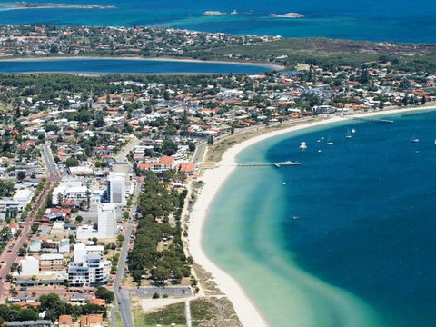 Waikiki Beach Bed And Breakfast - Events Australia 17
