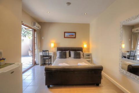 Waikiki Beach Bed And Breakfast - Events Australia 7