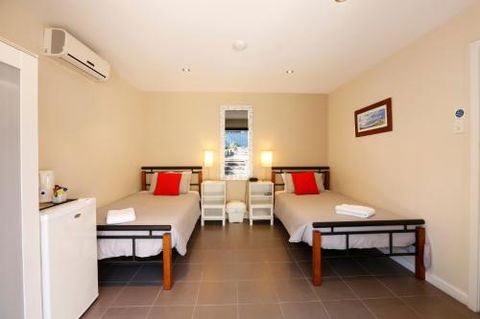 Waikiki Beach Bed And Breakfast - Events Australia 6
