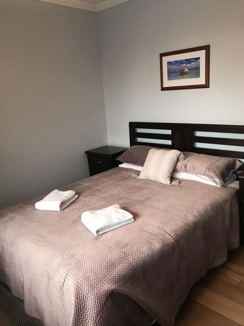 Waikiki Beach Bed And Breakfast - Events Australia 3