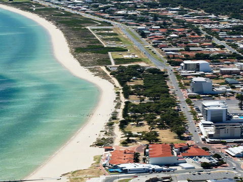 Waikiki Beach Bed And Breakfast - Events Australia 16