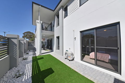 Modern Apartment Redcliffe Near Perth Airport: 0126 - Events Australia 34