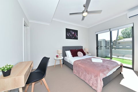 Modern Apartment Redcliffe Near Perth Airport: 0126 - Events Australia 3