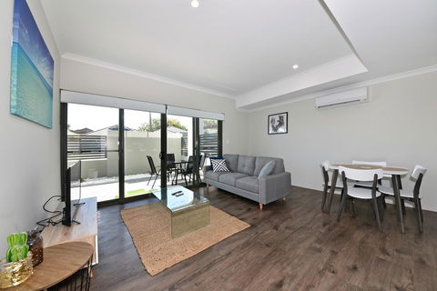 Modern Apartment Redcliffe Near Perth Airport: 0126 - Events Australia 1