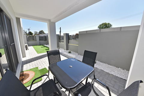 Modern Apartment Redcliffe Near Perth Airport: 0126 - Events Australia 31