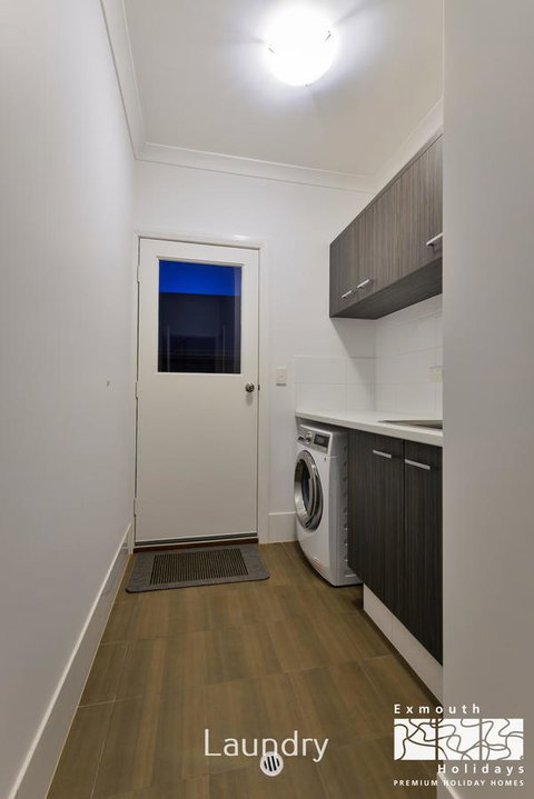 8 Kestrel Place - PRIVATE JETTY & POOL - Events Australia 14