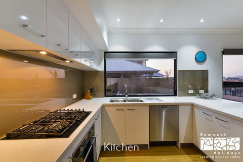 8 Kestrel Place - PRIVATE JETTY & POOL - Events Australia 5