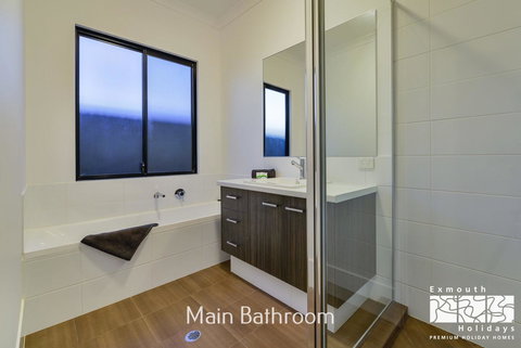 8 Kestrel Place - PRIVATE JETTY & POOL - Events Australia 13