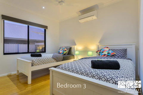 8 Kestrel Place - PRIVATE JETTY & POOL - Events Australia 11