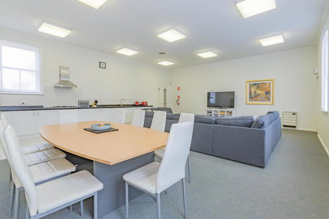 4 Bedroom House - Hobart CBD - Free Parking - Free WIFI - Events Australia 0