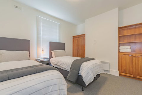 4 Bedroom House - Hobart CBD - Free Parking - Free WIFI - Events Australia 1