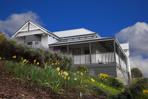 House On The Hill Bed And Breakfast - Events Australia 0