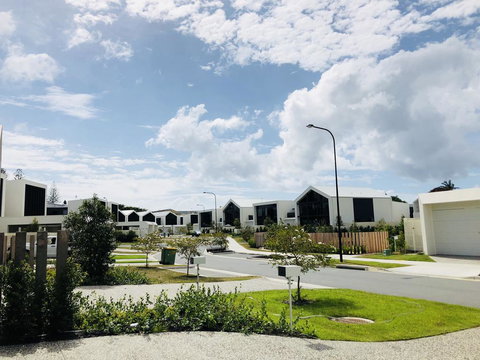 New Spacious Beachside Townhouse - Events Australia 1