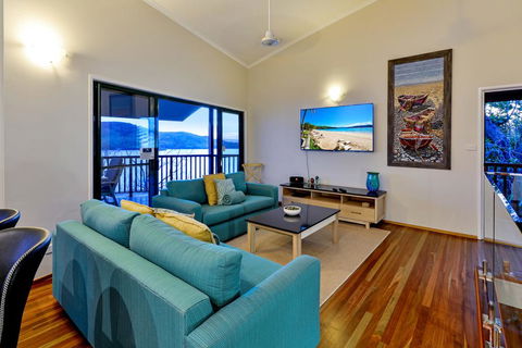 NEWLY BEAUTFULLY RENOVATED 16 The Casuarina - 3 Bedroom House With 180 Degree Ocean Views - Events Australia 3