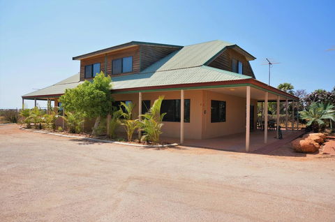 Ningaloo Breeze Villa 5 - 3 Bedroom Fully Self-Contained Holiday Accommodation - Events Australia 1