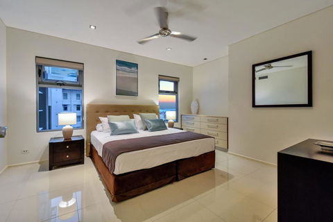 Oceana Darwin Central Oceanfront 3 Bedroom 2 Lounge Room Pool Gym Tennis Court Sleeps 9 - Events Australia 1