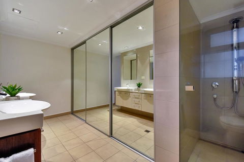 Oceana Darwin Central Oceanfront 3 Bedroom 2 Lounge Room Pool Gym Tennis Court Sleeps 9 - Events Australia 3