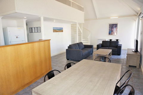 Osprey Holiday Village Unit 111 - Splendid 3 Bedroom Holiday Villa With A Pool In The Complex - Events Australia 1