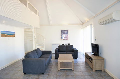 Osprey Holiday Village Unit 111 - Splendid 3 Bedroom Holiday Villa With A Pool In The Complex - Events Australia 2