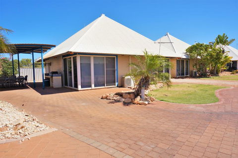 Osprey Holiday Village Unit 111 - Splendid 3 Bedroom Holiday Villa With A Pool In The Complex - Events Australia 0