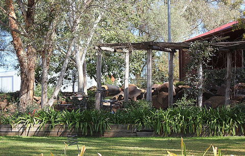 Outback Cellar & Country Cottage - Tourism Bookings 1