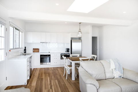 Pa's Beach House - Apartment 2 - Events Australia 3