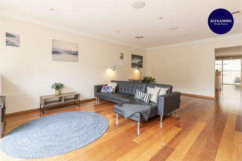 Pet Friendly Home Away From Home - Willoughby - Events Australia 0