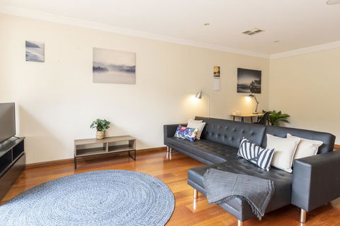 Pet Friendly Home Away From Home - Willoughby - Events Australia 3