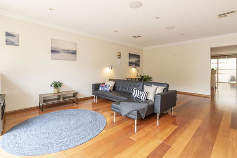 Pet Friendly Home Away From Home - Willoughby - Events Australia 2