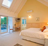 PLUM TREE STUDIO - couples lakeside spa retreat - Events Australia