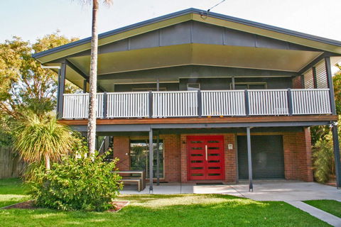 Red Door Beach House - Marcoola Beach - PET FRIENDLY, FOXTEL, WIFI, 500 BOND, Linen Supplied - Tourism Bookings 0