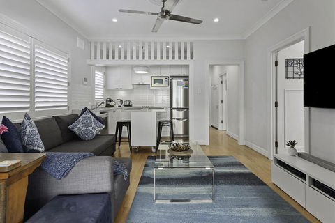 Relaxed Clovelly Beach Home - Parking - Cloey6 - Accommodation Europe 3