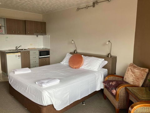 RENTAL: All $ Inclusive, Tidy Renovated Studio Apartment On The Strand, Pool,  - Tourism Bookings 3