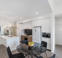 Round About Bulimba - Executive 3BR Bulimba apartment near Oxford St shops and restaurants - Events Australia