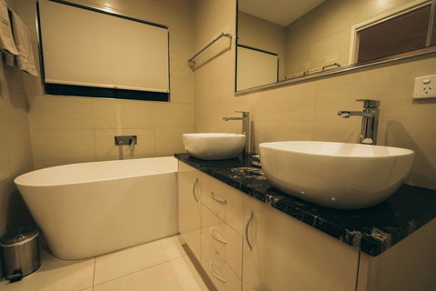 Sea La Vie ON SEAVIEW NETFLIX POOL WIFI - Events Australia 2