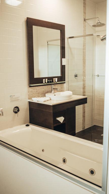 Sfera's Park Suites & Convention Centre - Tourism Bookings 3
