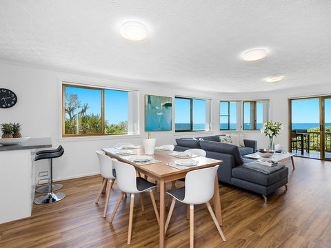 Shoreline Six With Ocean Views To See The Whales - Events Australia 3