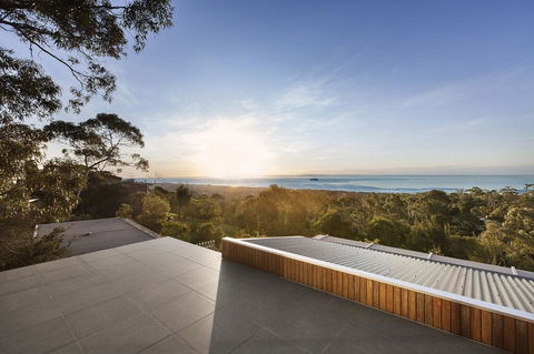 Skyluxe Luxury Retreat With Water Views And Deluxe Interior From Every Room - Events Australia 1