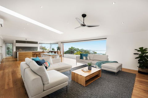 Skyluxe Luxury Retreat With Water Views And Deluxe Interior From Every Room - Events Australia 0