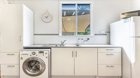 Sounds Of Sunshine 2 Downstairs Half Of House - Events Australia 0