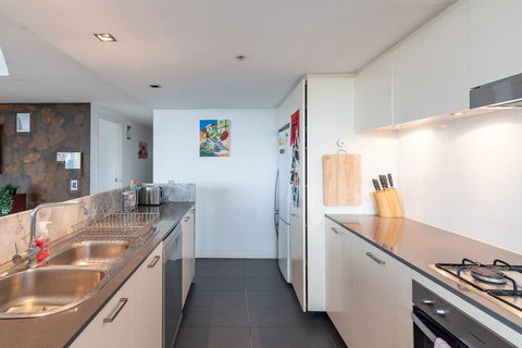 Spacious 2 Bedroom Flat In Wolli Creek - Events Australia 1