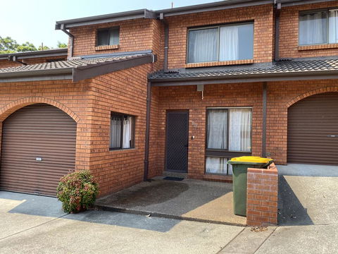 Spacious Townhouse In Wollongong - Tourism Bookings 3