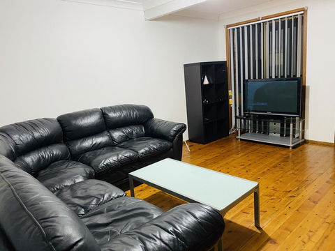 Spacious Townhouse In Wollongong - Tourism Bookings 1