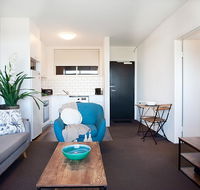 Sprawling City Views and Balcony in Cosy Apartment - Events Australia