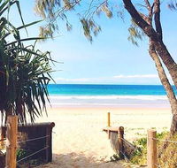 Steps from Mudjimba Beach 3 BR Apt Sunshine Coast with WIFIPoolParking - Tourism Bookings