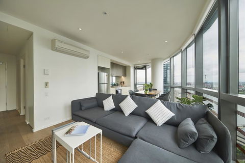 STUNNING 2 BED 2 BATH STYLISH UNIT // FREE PARKING - Events Australia 3