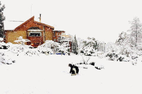 STUNNING HOME WITH AMAZING VIEWS - Just 20 Mins To The City And Only 10 To MONA! - Events Australia 0