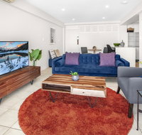 Stylish 2-Bed Apartment with Sweeping River Views - Events Australia
