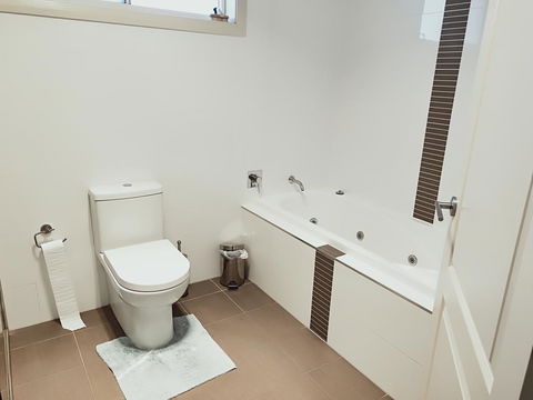 Stylish Private Bathroom-Luxurious Modern Big Home - Tourism Bookings 2