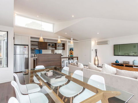 SUNRISE AT BREAKERS - Townhouse Close To Town - Events Australia 1